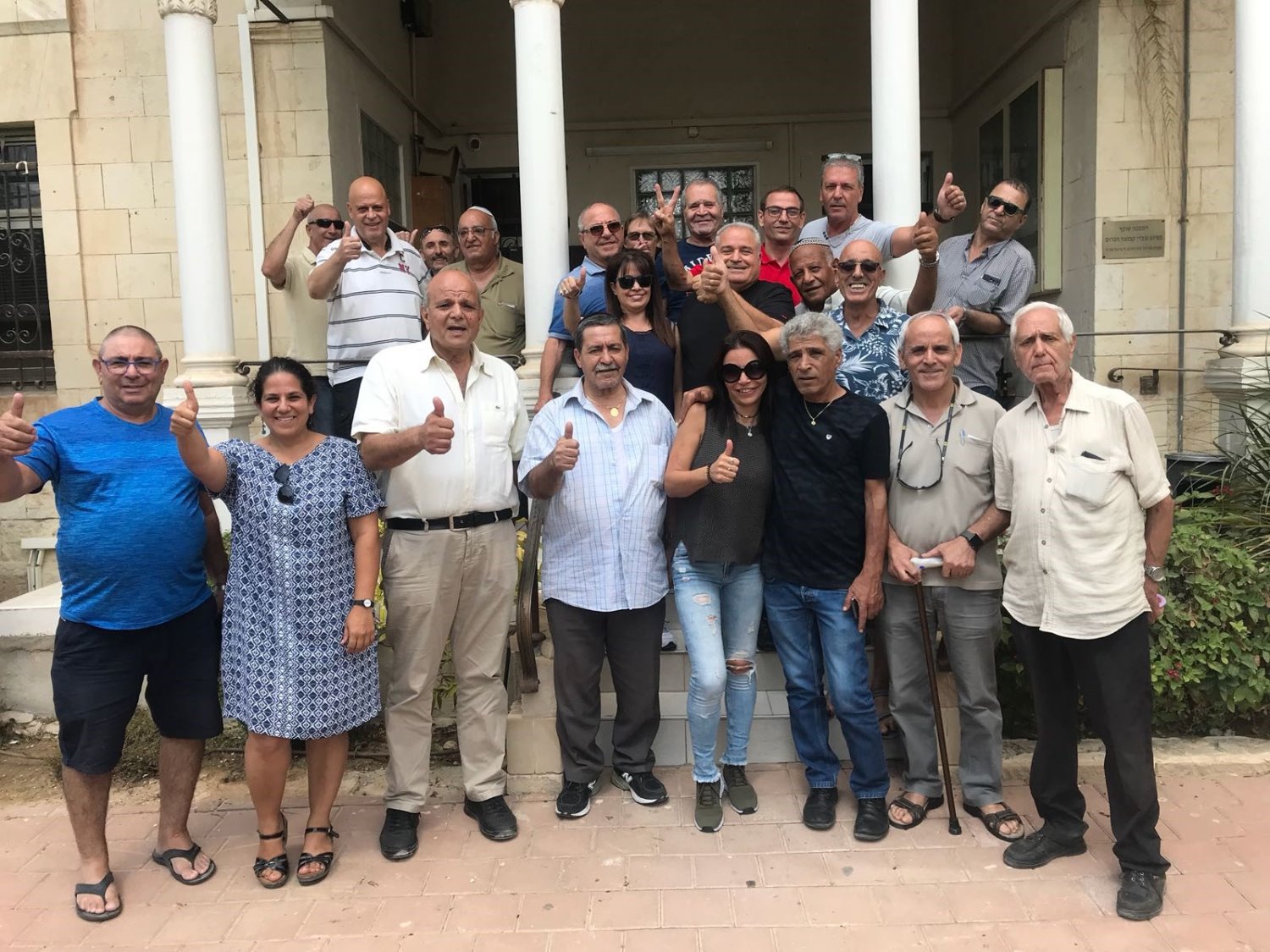 הרמת כוסית בארגון. צילום: צבי תקשורת