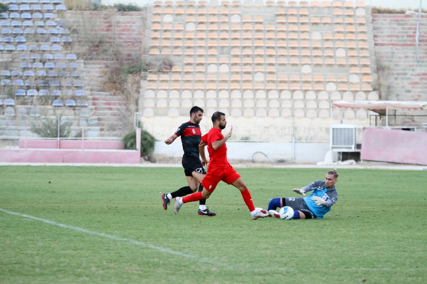 בן בסט בדרך לכיבוש השער. צילום: זאב דיקמן