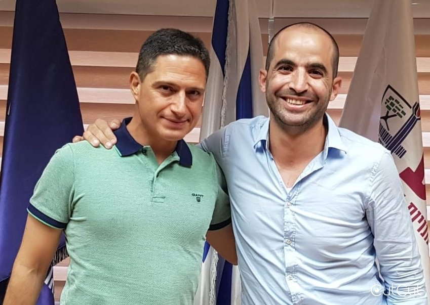 יאיר שושן עם ראש העיר רוביק דנילוביץ'. צילום: פרטי