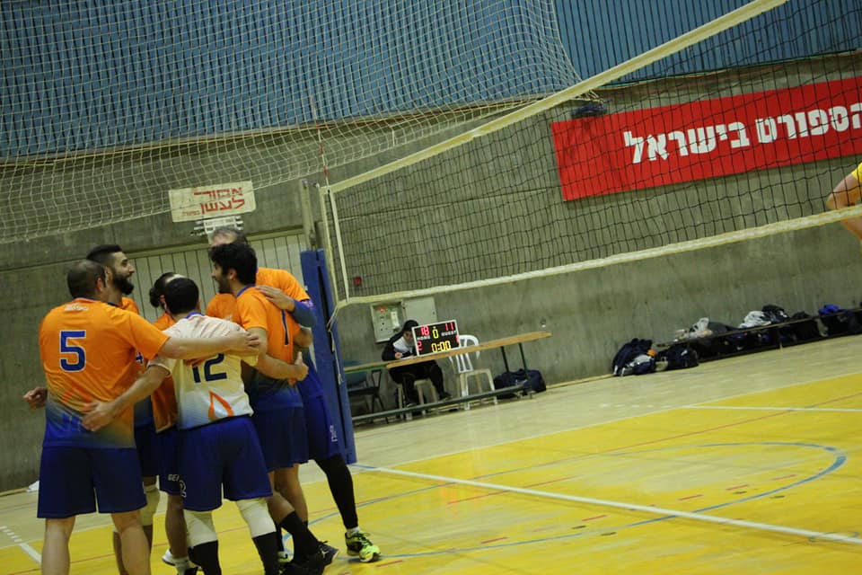 חוגגים עלייה לרבע הגמר