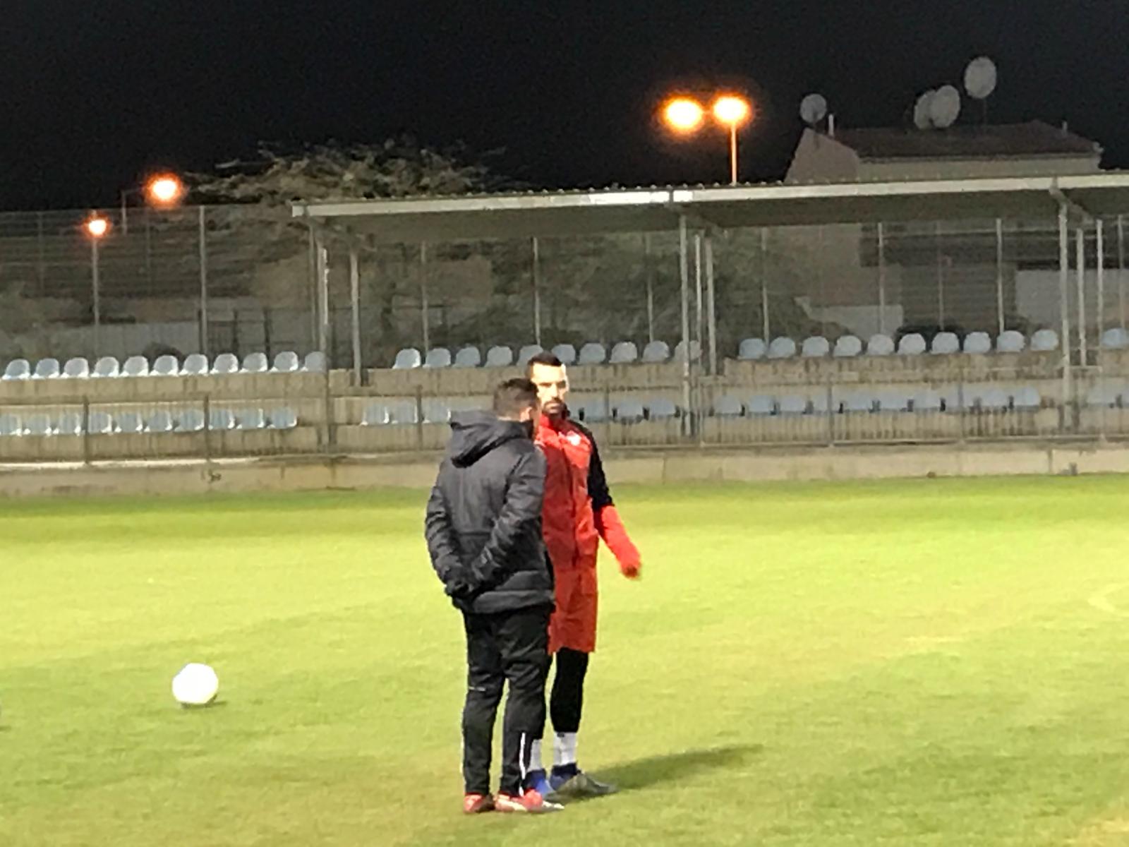 צדק ובכר משוחחים