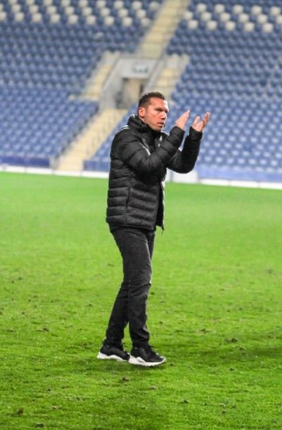 בכר מודה לקהל הערב. צילום: זאב דיקמן