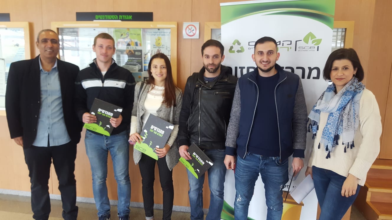 הסטודנטים הזוכים יחד עם אבשלום דנוך. צילום באדיבות: סמי שמעון