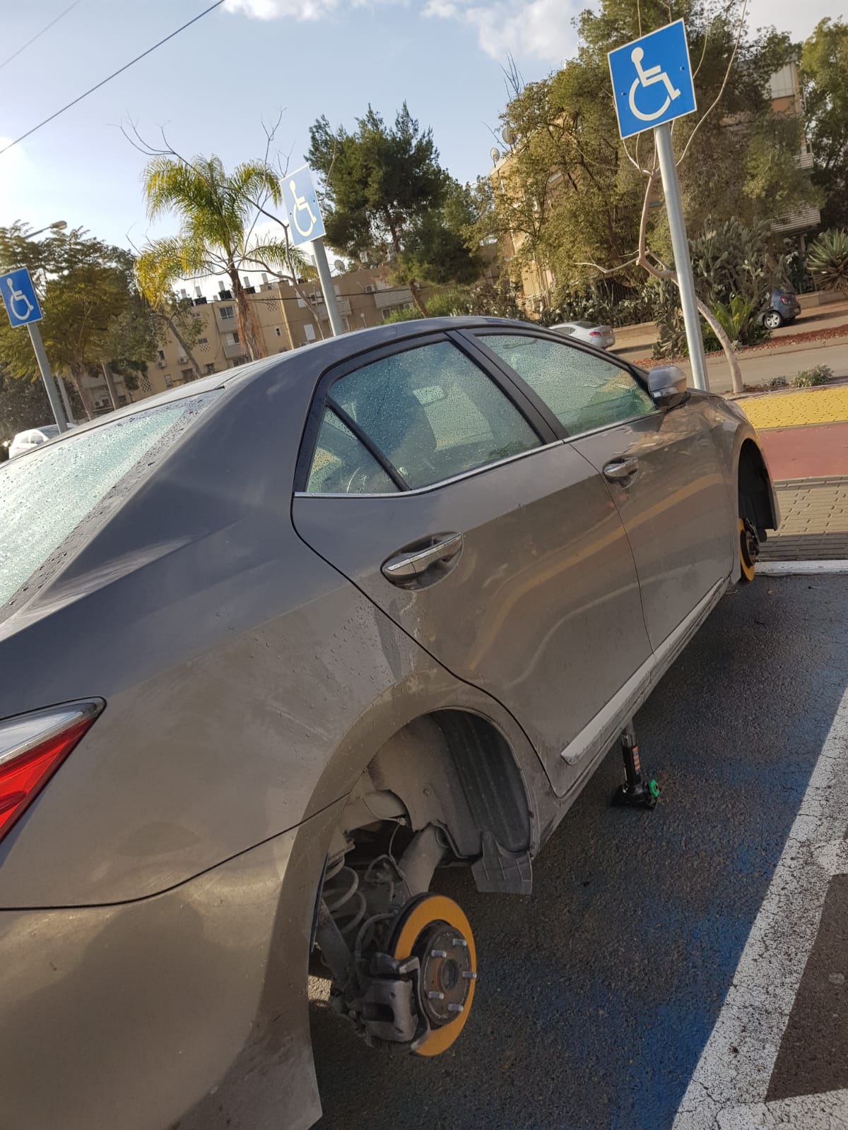 טויטה קורולה שפורקה על ידי שלושת העצורים. צילום דוברות משטרה