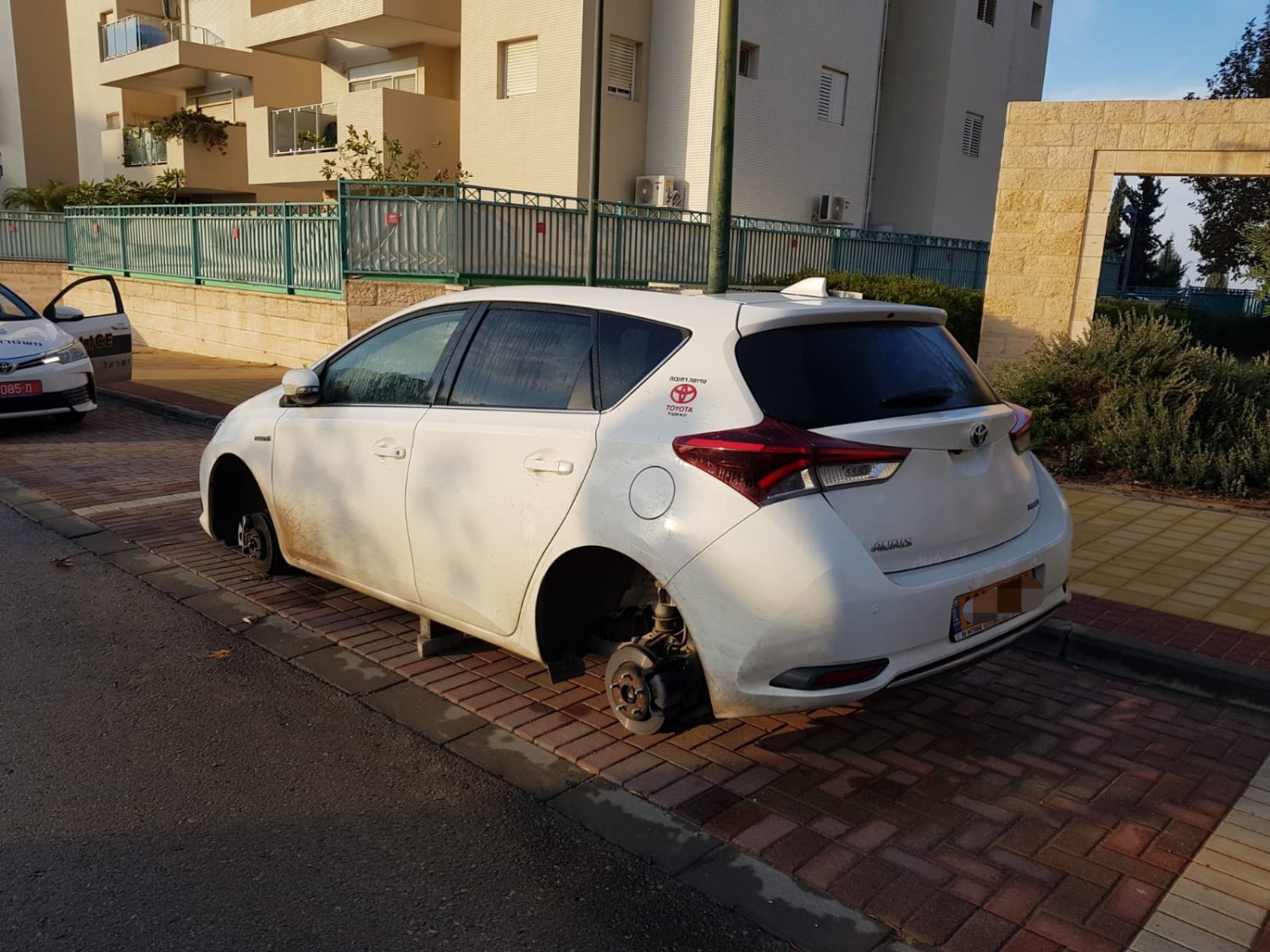 הכנופייה פירקה גם גלגלים של טויוטה אוריס. צילום דוברות המשטרה