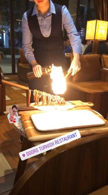 סבע נהנה מהאוכל בסין. מתוך חשבון האינסטגרם של השחקן