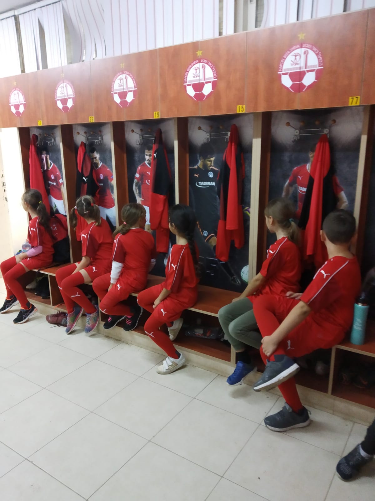 הצוות החינוכי כנבחרת ומנהלת בית הספר כמאמנת