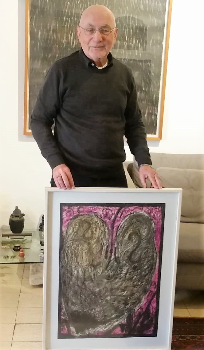 גלדמן בבית עם ציור של גרשוני בזמן מסירת האוסף. באדיבות מוזאון הנגב לאמנות
