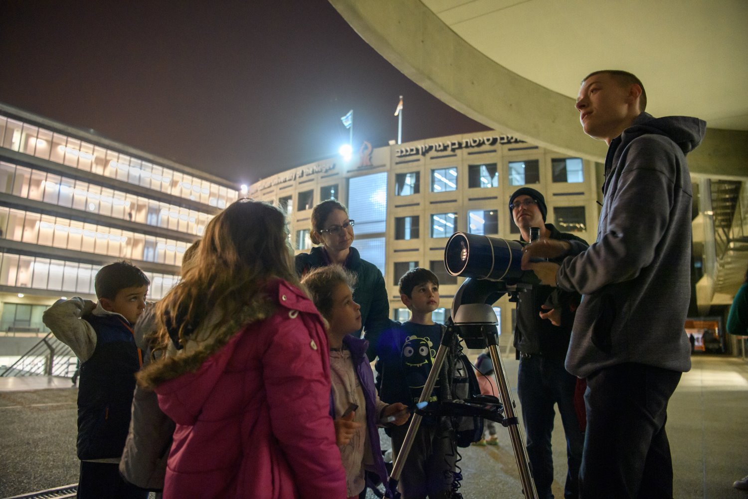 ילדים מתנסים בשימוש בטלסקופ. צילום: דני מכליס, אוניברסיטת בן-גוריון