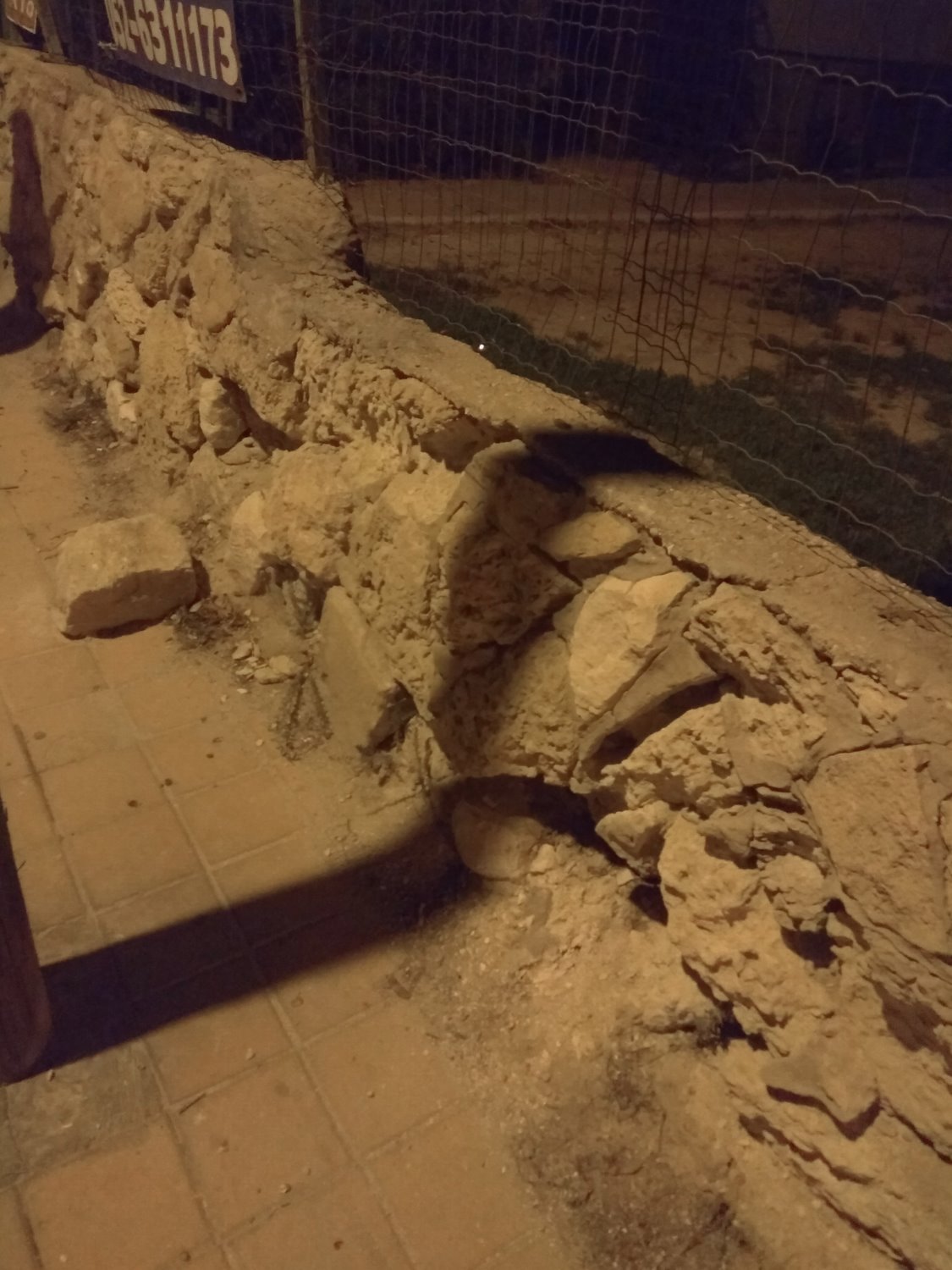 חומה מתפרקת ברחוב ז'בוטינסקי. צילום: מגמה ירוקה