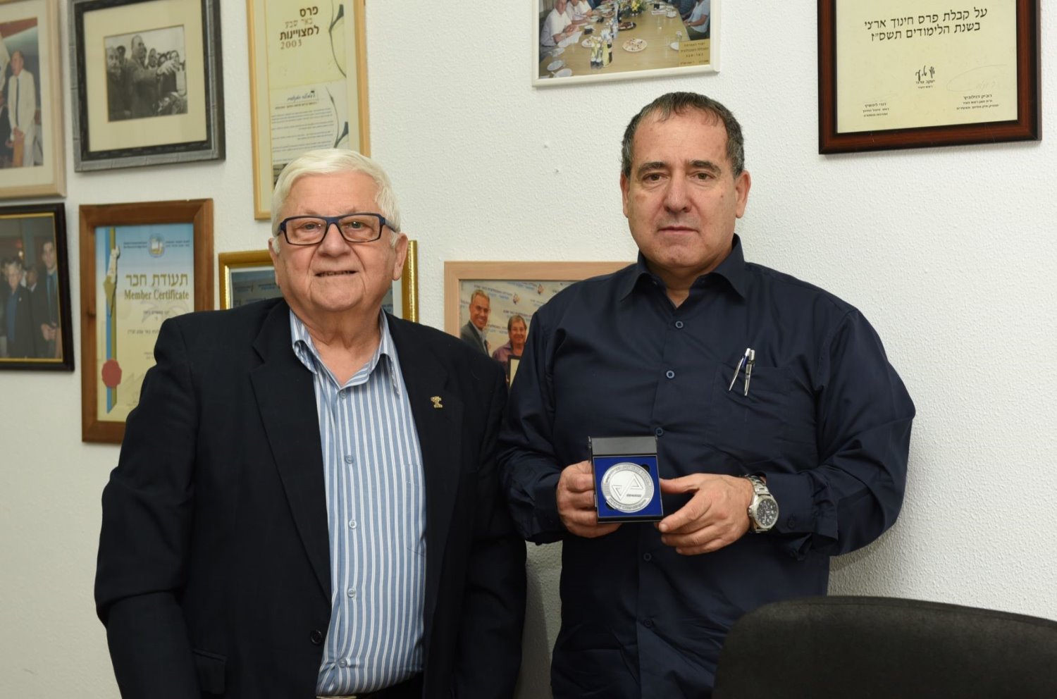 בתמונה: מנכ"ל קמ"ג גיל דגן  מקבל את מדליית המכללה. צילום יחצ