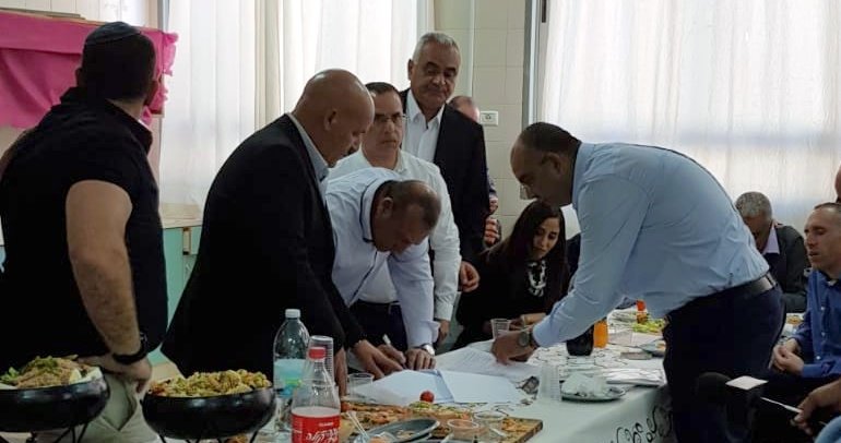 טקס החתימה בין בעל הקרקע סולימאן אבו עראר, היזם עמוס חגי, וראש מועצת ערערה בנגב נאיף אבו עראר. צילום: אוריאל למדני
