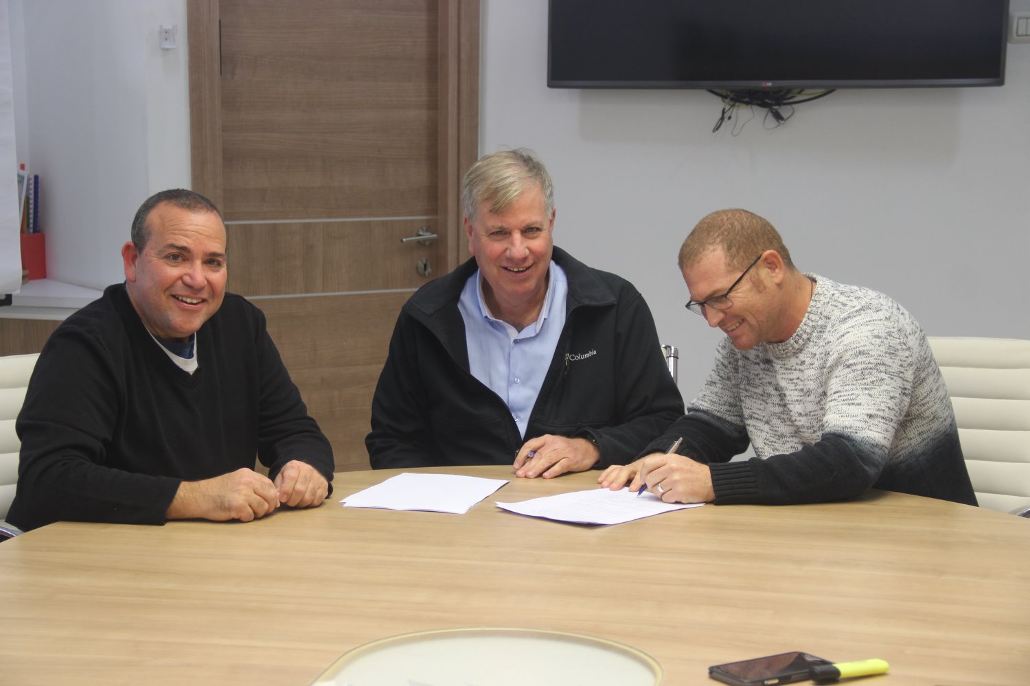 חתימה על ההסכם עם פארק דודאים. צילום: יח"צ דודאים