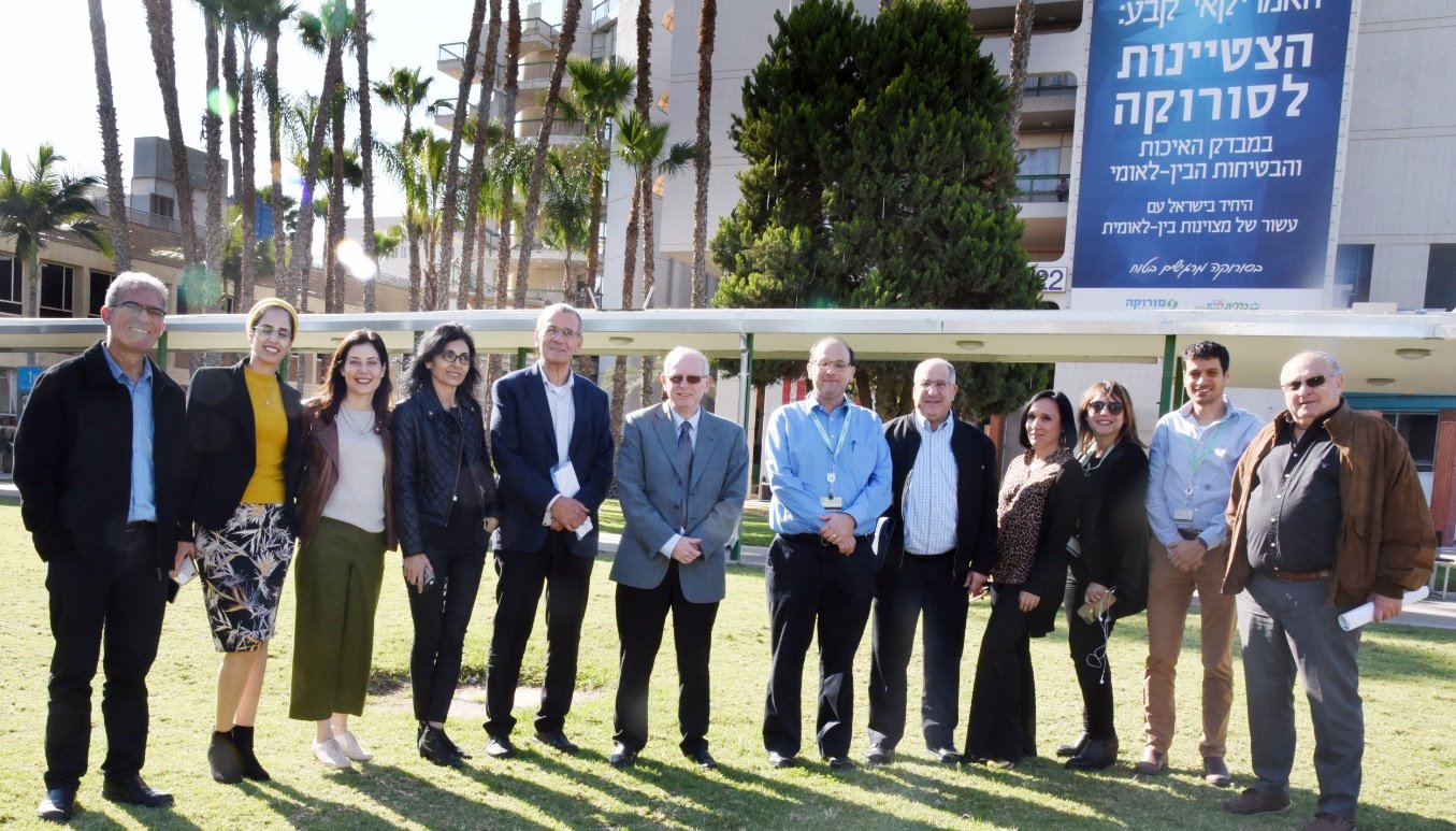 במרכז, פרופ' אהוד דודסון, מנכ"ל כללית, ד"ר שלומי קודש (מימינו), מנהל המרכז הרפואי סורוקה וחברי הנהלת כללית וסורוקה