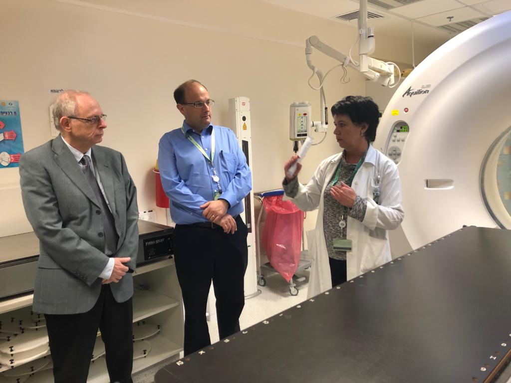 פרופ' אהוד דודסון, מנכ"ל כללית וד"ר שלומי קודש, מנהל המרכז הרפואי יחד עם ד"ר אולגה בולשיצקי, מנהלת יחידת הקרינה ליד המאיץ הקווי
