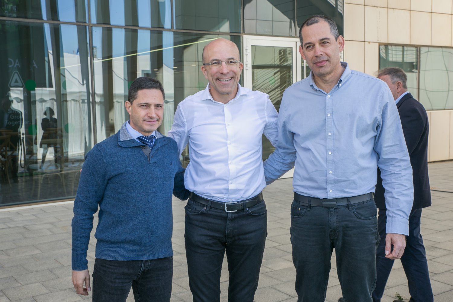  ד"ר אלעד שבתאי סמנכ"ל חדשנות, מחקר, פיתוח ורישוי באדמה, חן ליכטנשטיין, נשיא ומנכ"ל אדמה, רוביק דנילוביץ', ראש העיר באר שבע. צילום: עוזי אברהם