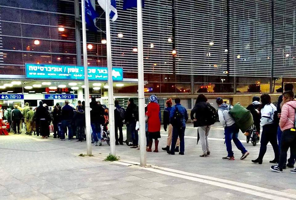 "תור ענק בשעה 6 בבוקר. צילום: עמוד הפייסבוק "בארכבת