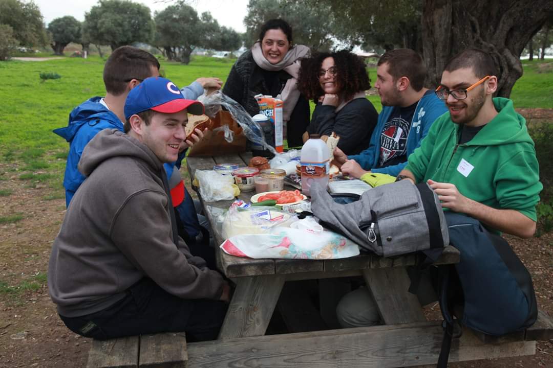 לקוח מדף הפייסבוק 'רעים- קבוצות חברתיות'.