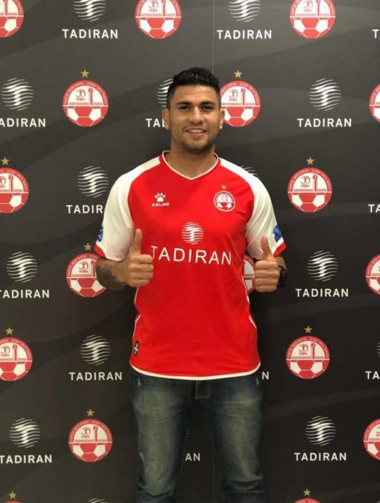 פאוליניו במעמד החתימה (צילום באדיבות הפועל 'תדיראן' באר שבע)