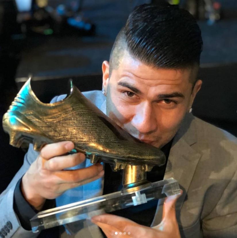 פאוליניו עם אחד משלל התארים שהוא קטף בליגה השבדית (מתוך האינסטגרם)