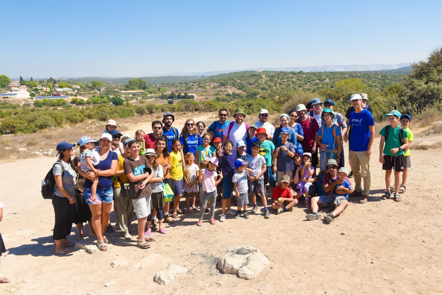 מטיילים עם אשכולות בסוכות | צילום: אלון שניידר