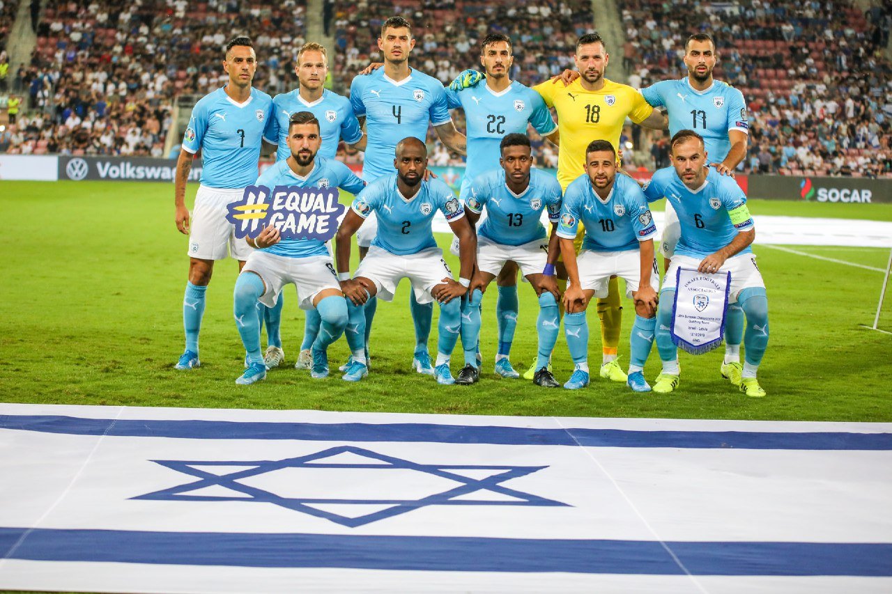 נבחרת ישראל עד הדשא של אצטדיון טרנר | צילום: זאב דיקמן