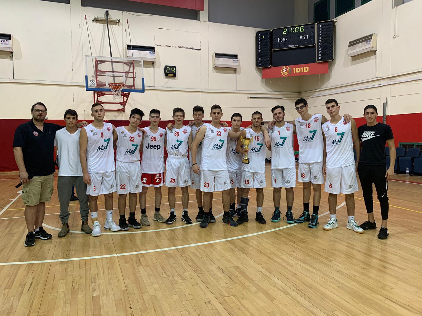 נערים א' עם הגביע (צילום: הפועל באר שבע)