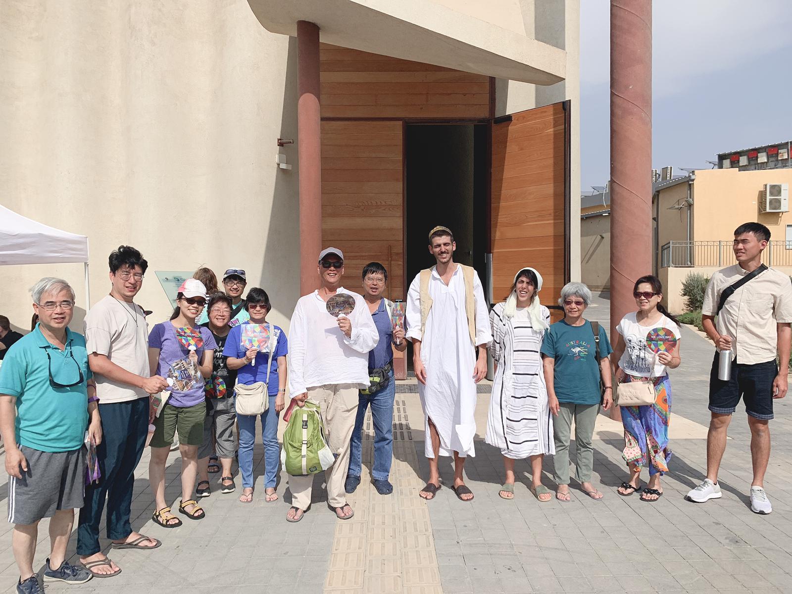 תיירים מסין בבאר אברהם | צילום: דיאגו מיטלברג