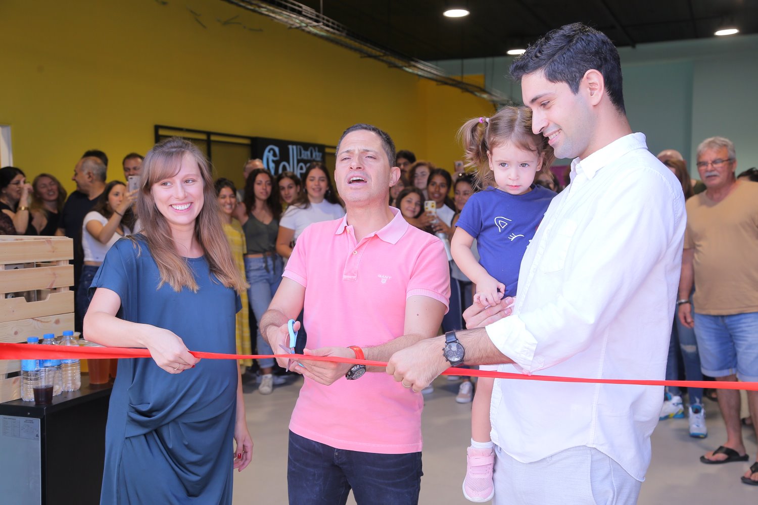 דן ולאורה אודיז עם ראש העיר רוביק דנילוביץ בהשקת סטודיו קולג' צילום: אביחי דרעי