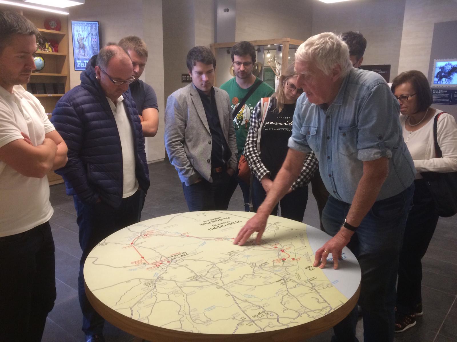 קולין פרמדר במהלך הדרכה במרכז להנצחת חיילי האנז"ק צילום פרטי