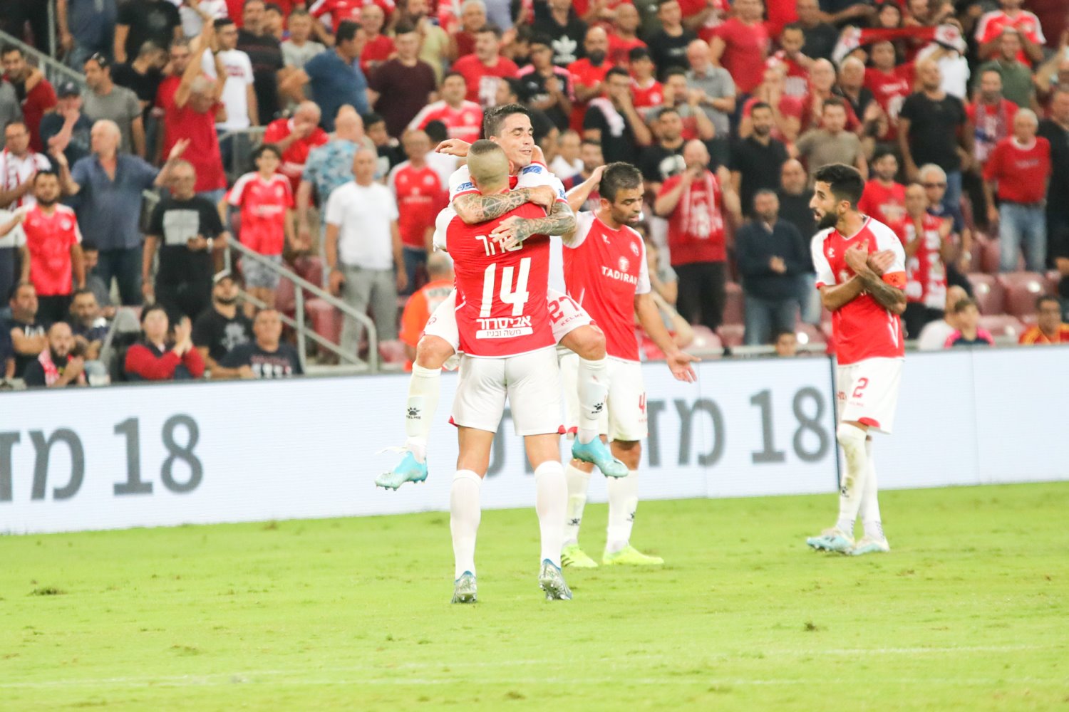 המבשל חוגג עם הכובש. ז'וסואה ושהר | צילום: זאב דיקמן