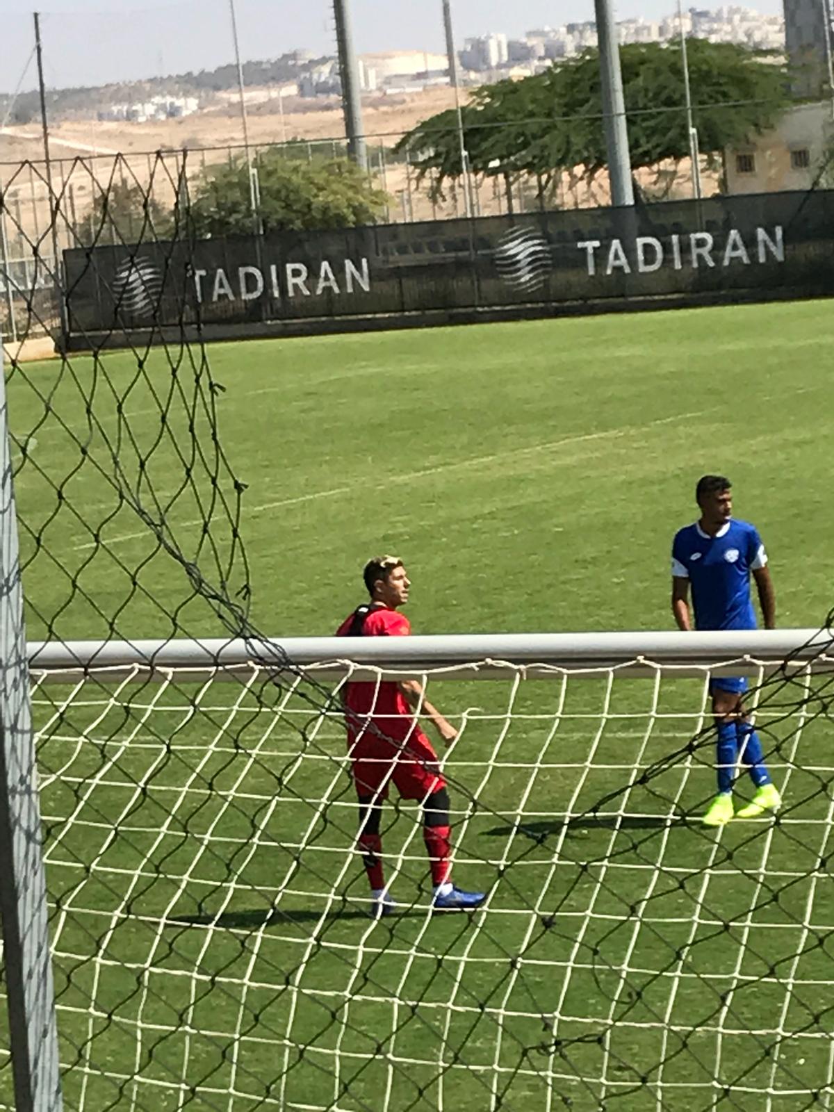 מאור מליקסון על כר הדשא הבוקר (צילום: נווה סגל)