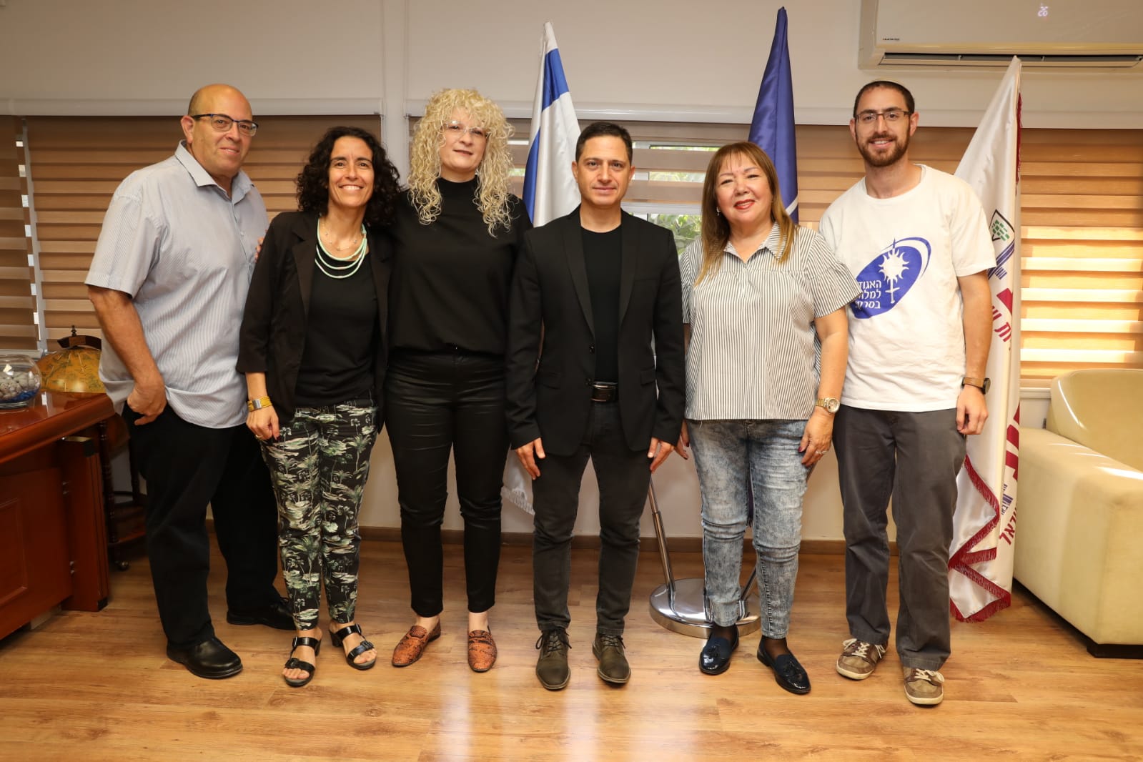 בכירי עיריית באר שבע עם נציגי הסניף המקומי של האגודה למלחמה בסרטן | צילום: באדיבות עיריית באר שבע