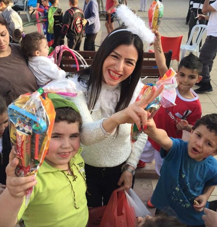 אסולין במהלך פעילות קהילתית בחג פורים בשכונה ד' בבאר שבע