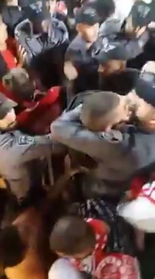 מהומה ביציע (מתוך סרטון שהופץ ברשתות החברתיות)