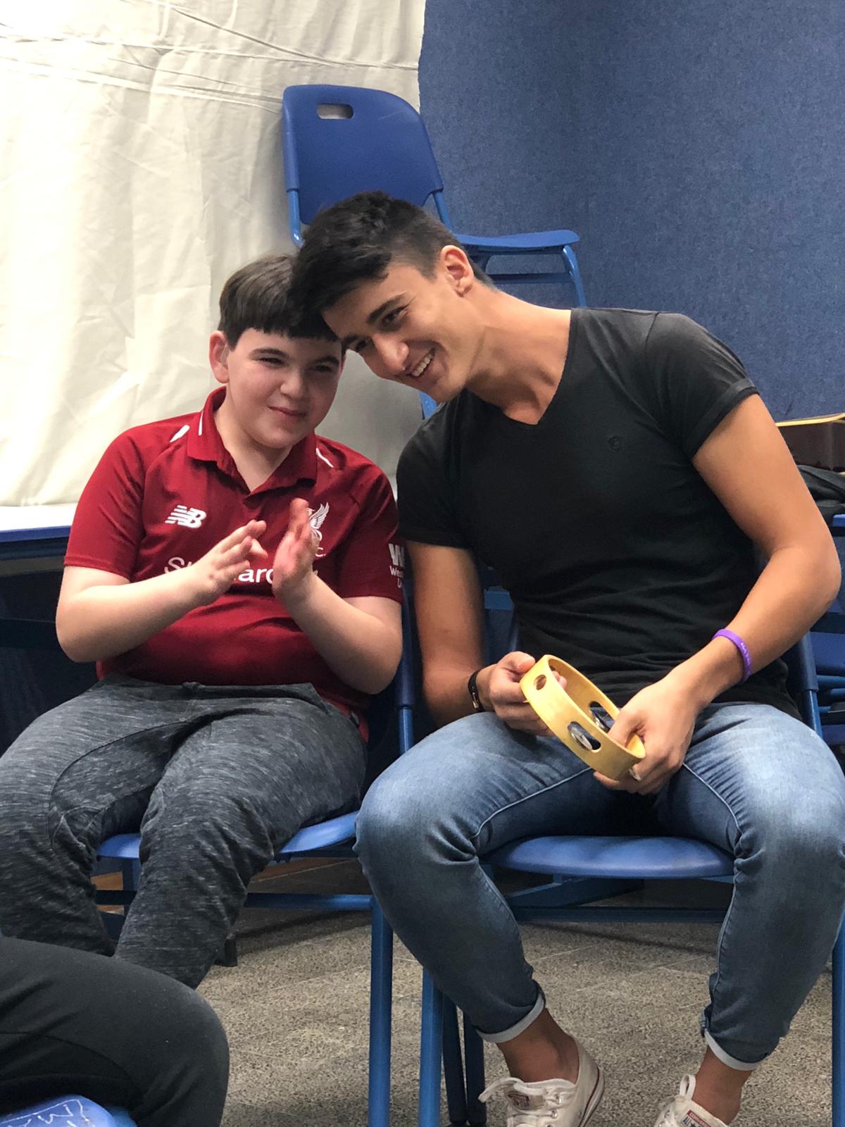 עובדים החונכים בשיטת החינוך "ההסתכלות האינדיבידואלית" צילום: צליל מיוחד