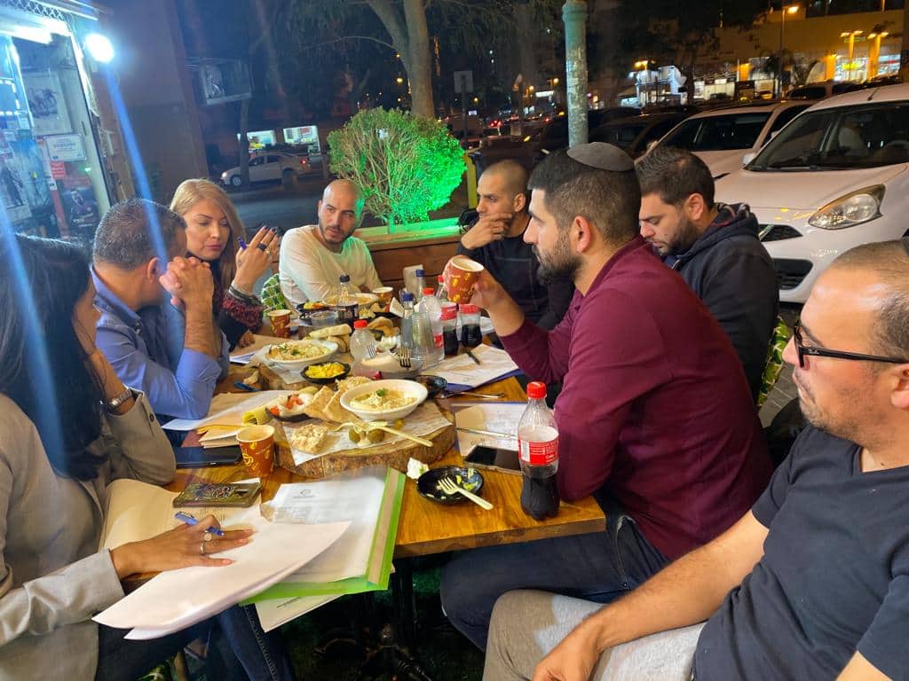 מנכ"לית המלאכה והתעשיה אורטל אלון בפגישה עם בעלי העסקים 