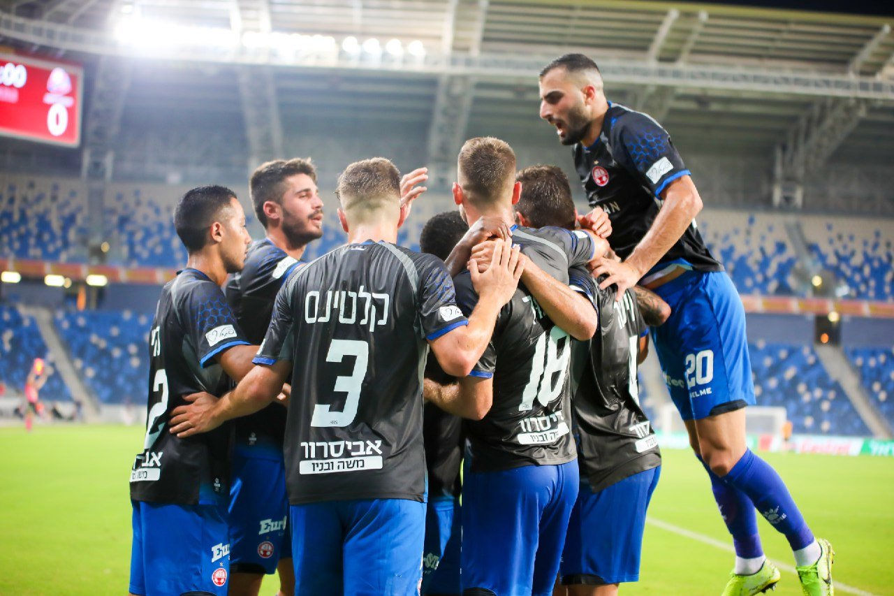 יוצאים לפגרה מהמקום הראשון (צילום: זאב דיקמן)