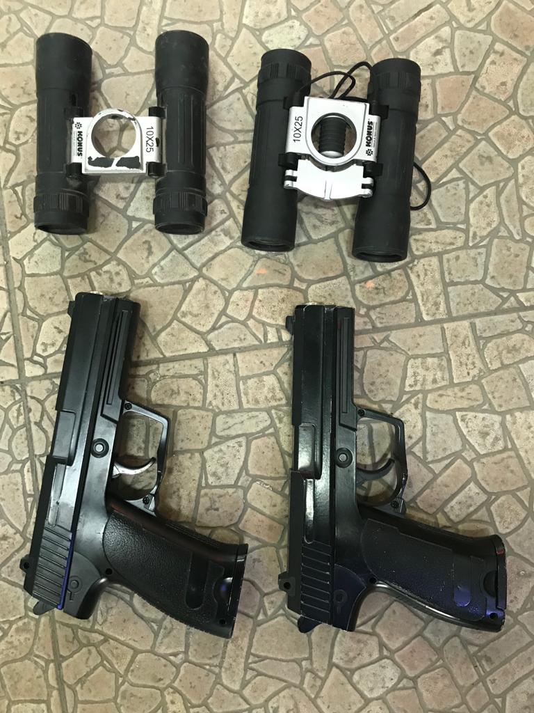 אקדחים ומשקפות שנתפסו בביתו של החשוד | צילום: דוברות המשטרה