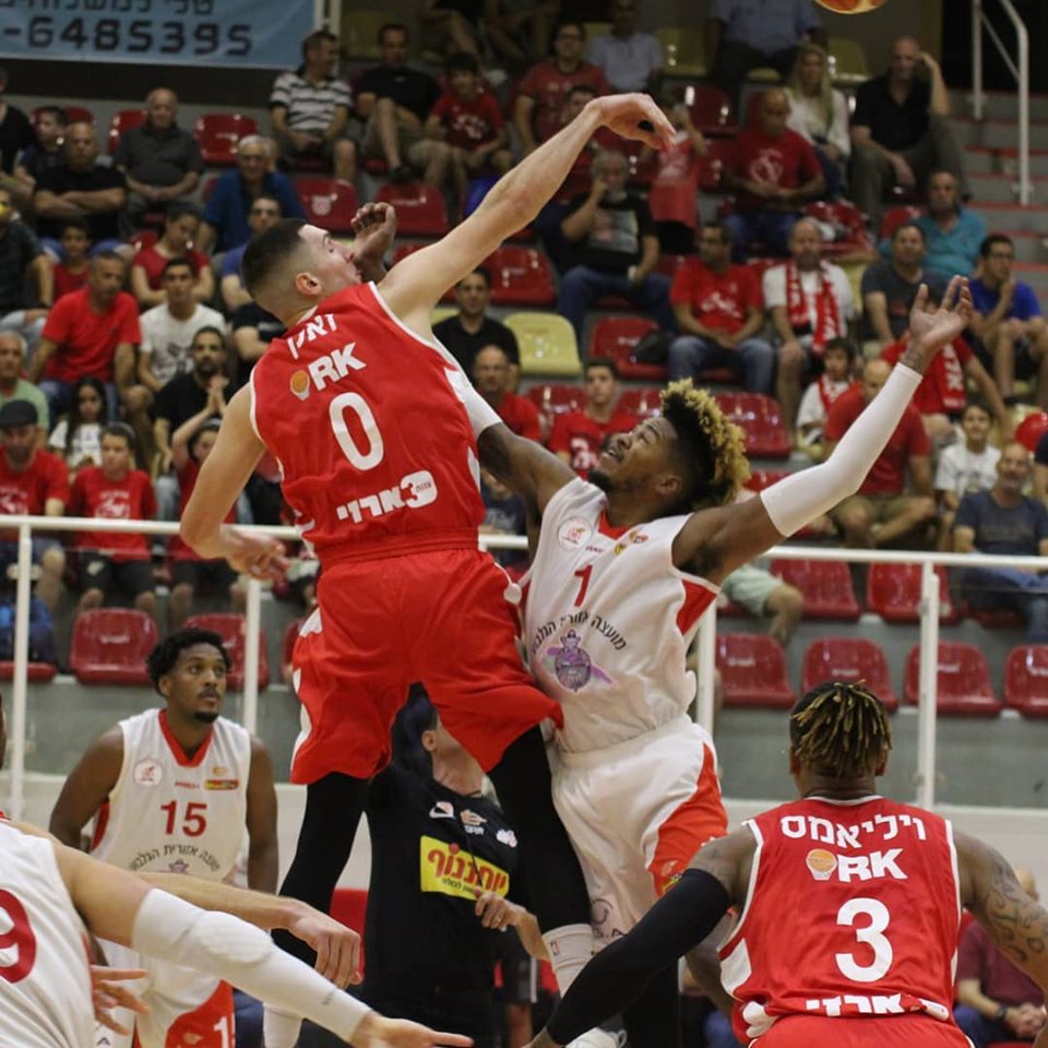 זריקת הפתיחה של העונה הערב בגן נר (צילום מתוך עמוד הפייסבוק של הפועל באר שבע)