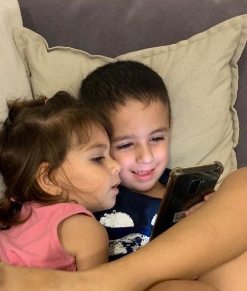 צופים בסדרות ומשחקים בממד צילום פרטי 