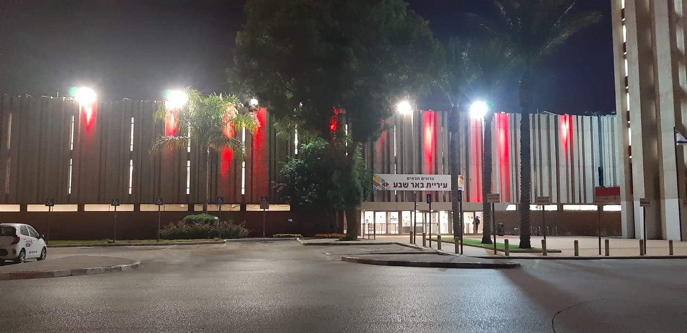 בניין העירייה מואר באדום צילום נועה גבאי 