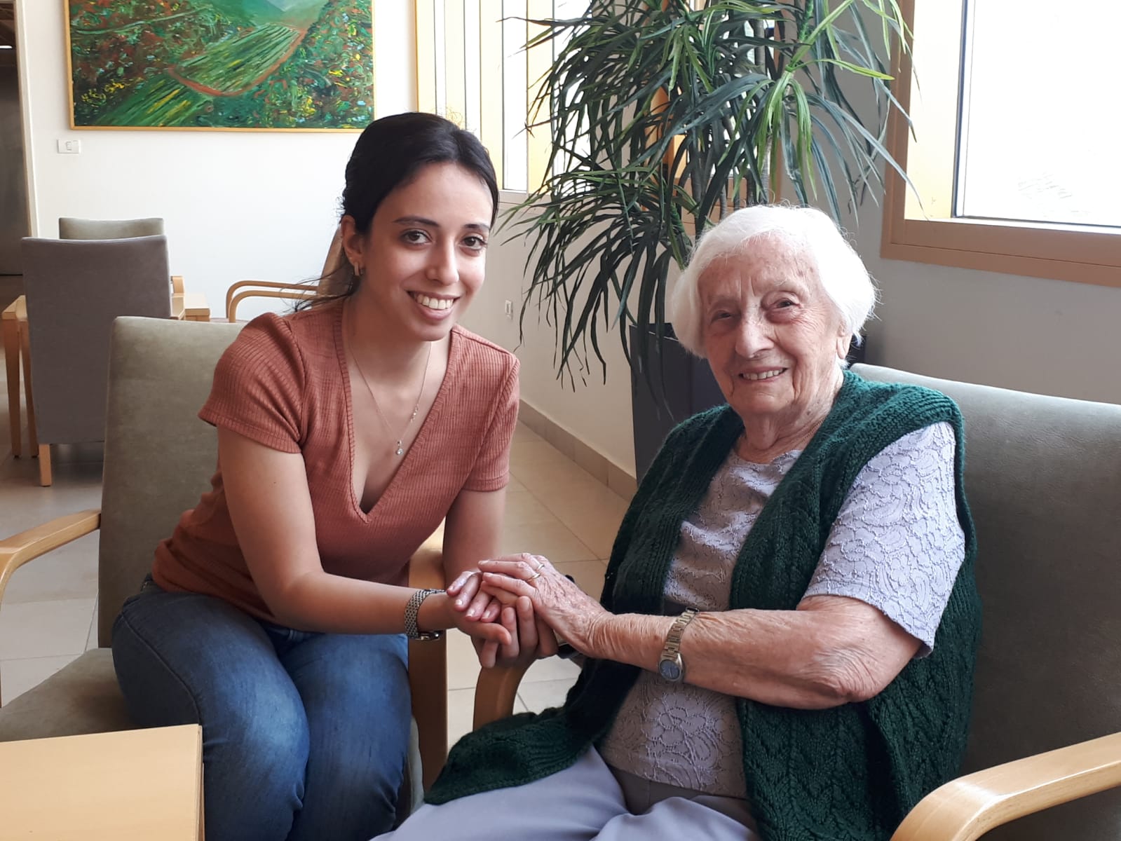 המתנדבת אדווה חיון והניצולה מיזינסקי אידה- צביה גאייר