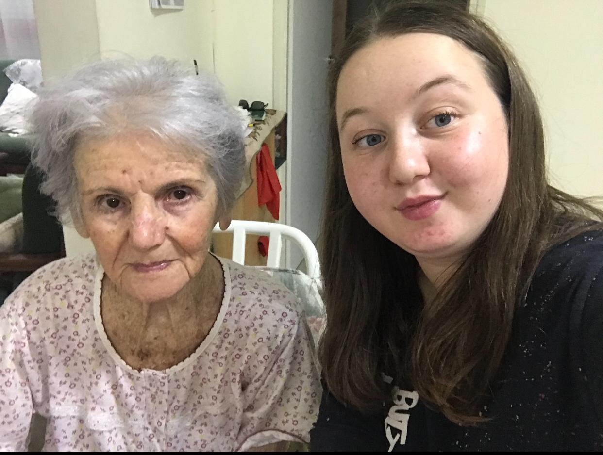 המתנדבת חן עם הניצולה ריקה בר- צילום פרטי