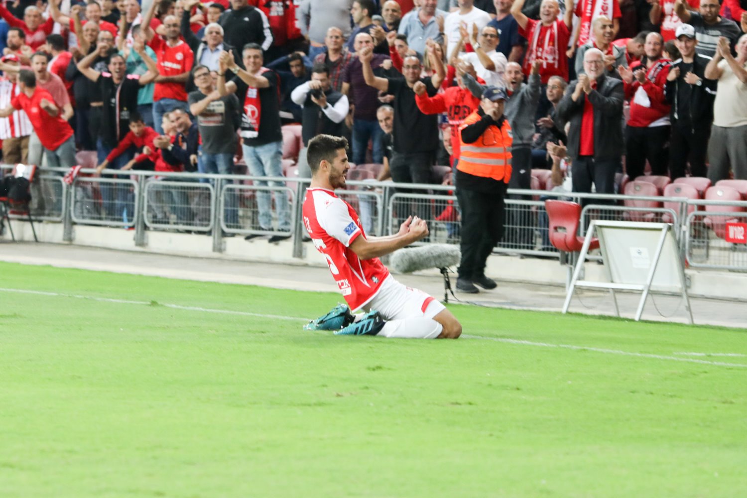 חוגג את שער הבכורה. סבג | צילום: זאב דיקמן