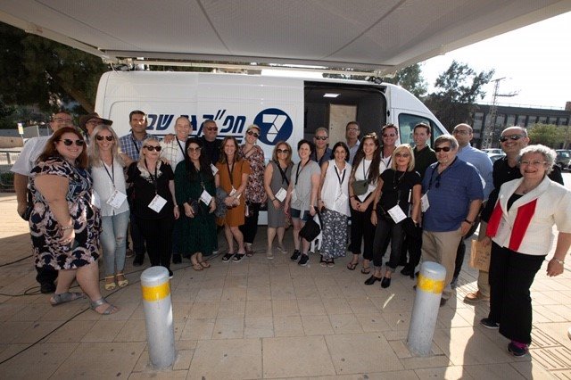 חברי ועדת ההיגוי לצד רכב החירום | צילום: דיאגו מיטלברג