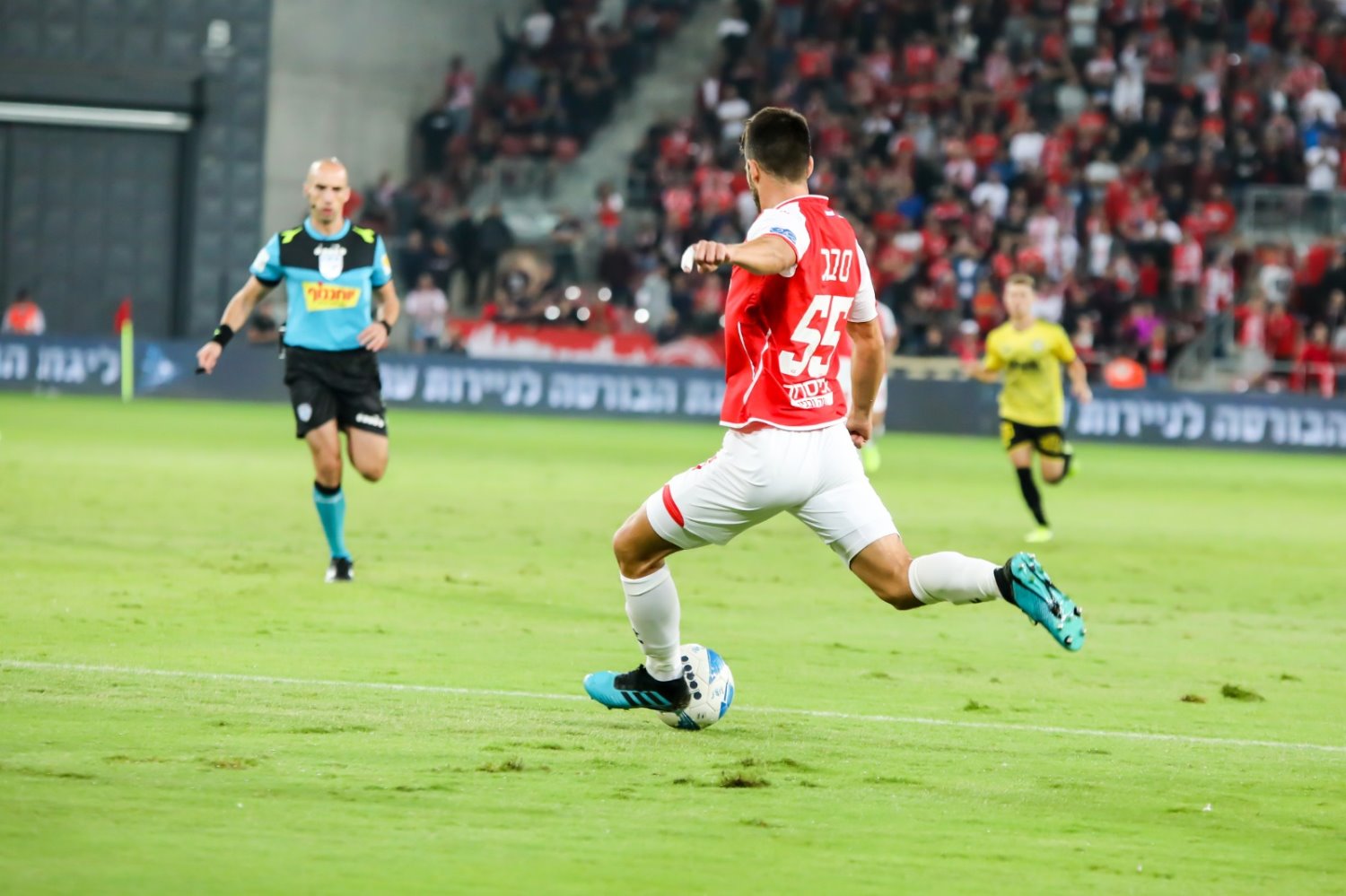 בועט .. (צילום: זאב דיקמן)