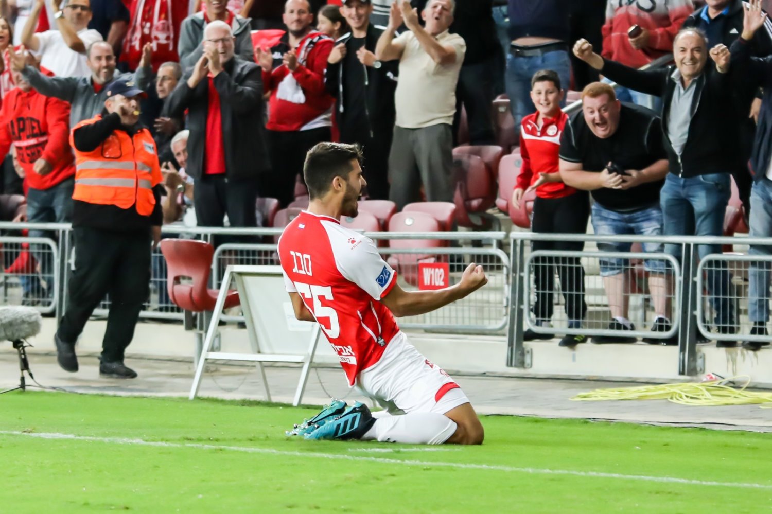 וחוגג (צילום: זאב דיקמן)