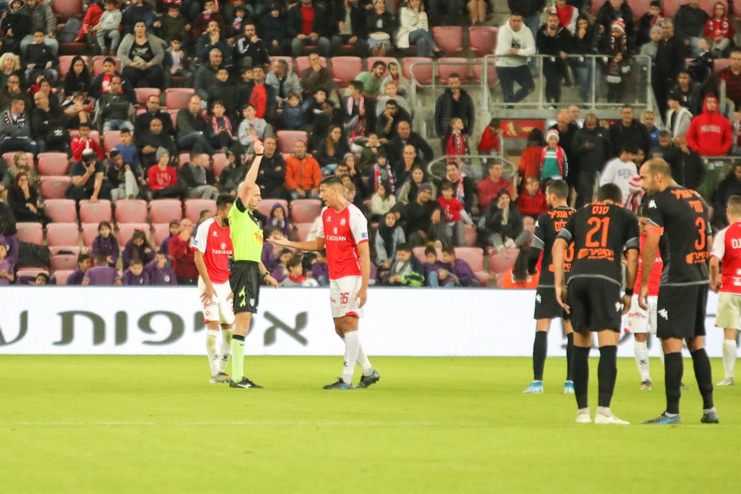 עמית ביטון מורחק בצהוב שני| צילום: זאב דיקמן