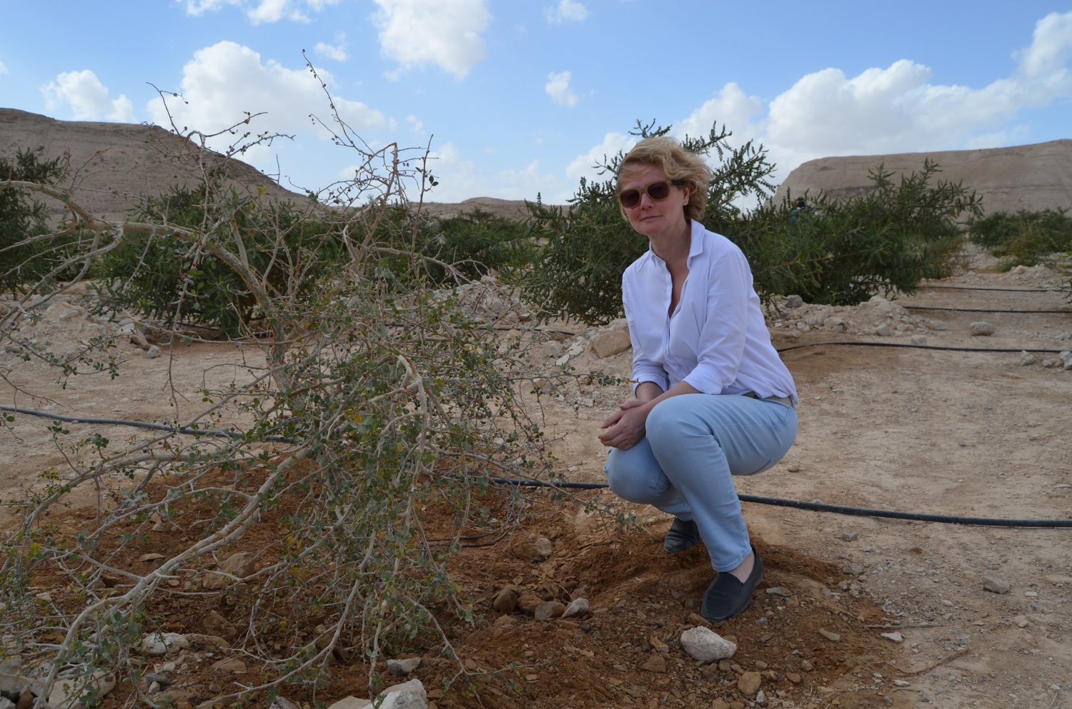 אולגה קיסלבה לצד עץ האפסמון  Olga Kisseleva   צילום  באדיבות האמנית